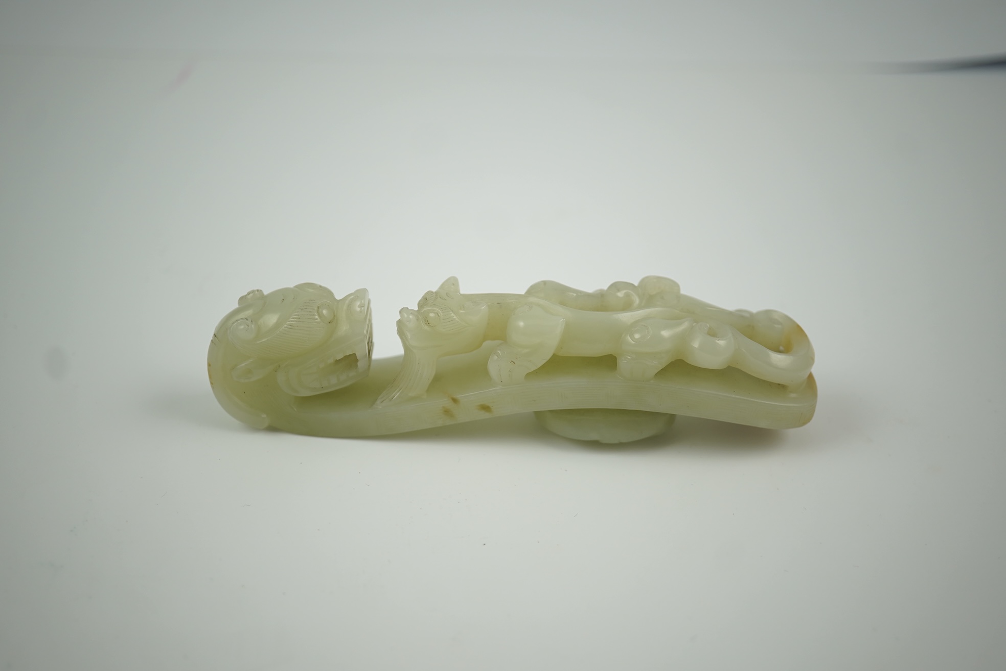A Chinese pale celadon jade 'dragon' belt hook, 18th/19th century